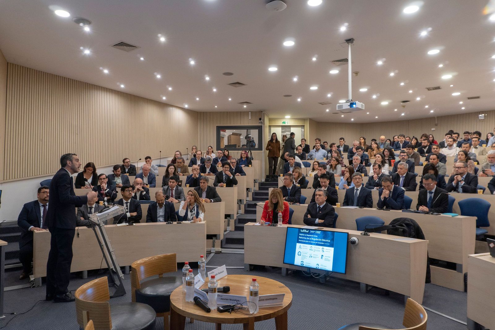 Auditorio lleno en el seminario Reforma de la regulación eléctrica