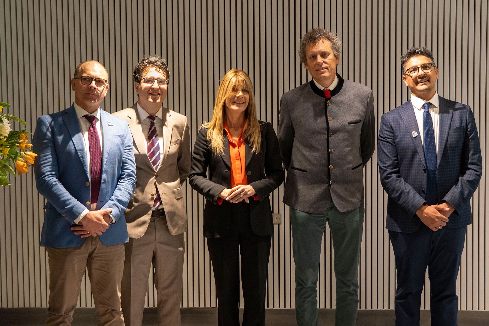 La Ministra de Energía con autoridades y expositores