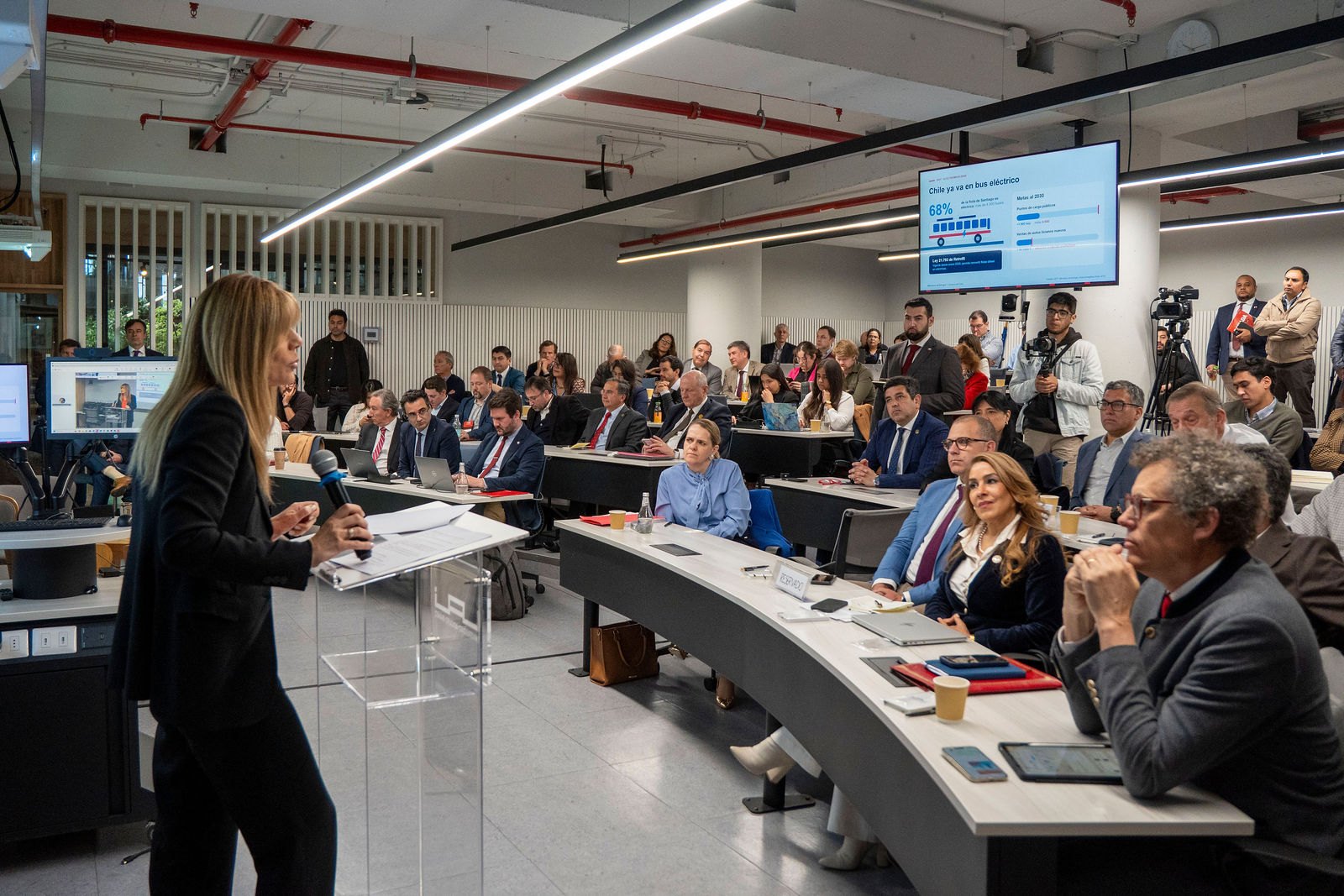 Sala llena durante la exposición de la Ministra